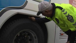 Yolcu otobüslerinin lastikleri denetlendi