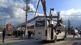 Yolcu otobüsünün üzerine beton direk devrildi