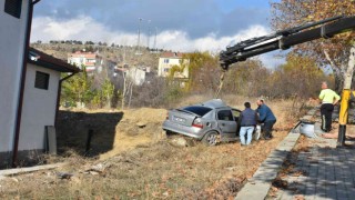 Yoldan çıkan otomobil şarampole uçtu: 2 yaralı