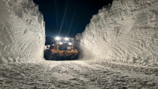 Yüksekovada 6 metreyi geçen kar tünelleri şaşırtıyor