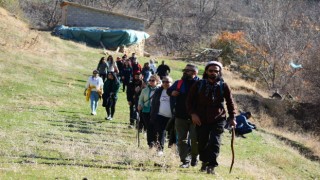 Yüksekovalı dağcılardan Nehri köyüne kültür turu