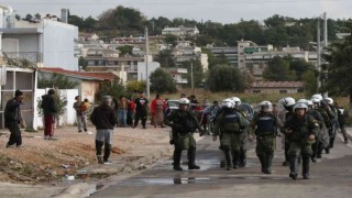 Yunanistanda 16 yaşındaki genci vuran polis hakim karşısında