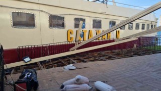 Yüzer disko Catamaran için kurtarma çalışması yapılıyor