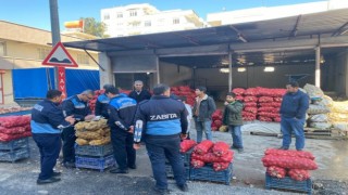Zabıta 1 ton küflenmiş patates ele geçirdi