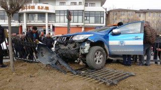 Zabıta aracına kamyonet çarptı, 3 kişi yaralandı