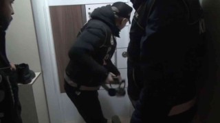 Zehir tacirlerine koçbaşıyla gece operasyonu: Tuvaletten uyuşturucu çıktı
