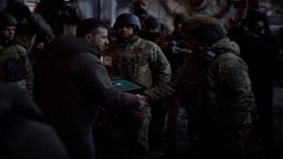 Zelenskiyden cephe hattında yer alan Bakhmuta sürpriz ziyaret
