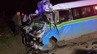 1 Kişinin öldüğü feci kaza kamerada: Minibüs tır arkadan çarptı