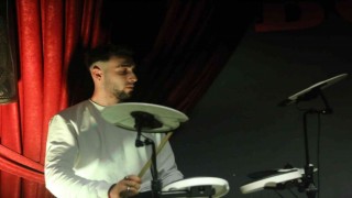 13 yaşında düğün salonlarında çalışmaya başladı, genç yaşında DJ oldu