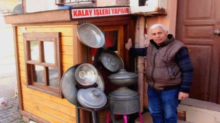 1,5 metrelik dükkanda 41 yıldır kalay yapıyor