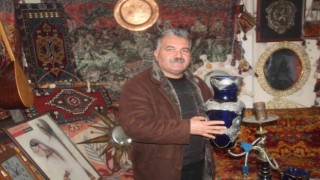 17 yılda biriktirdiği antika eşyalarına gözü gibi bakıyor