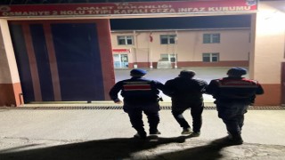19 yıl hapis cezasıyla aranıyordu, çekyat altında yakalandı