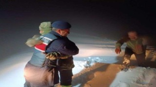 2 bin 180 rakımda karda mahsur kalan bakım ekibi kurtarıldı