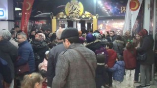 25 bin öğrenciye karne hediyesi: Sinema filmi için salonlara akın ettiler