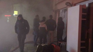 3 katlı binanın deposunda çıkan yangında dumanlar mahalleyi sardı