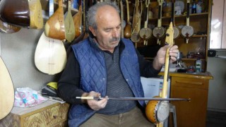 35 yıl önce dinlediği türküden etkilendi, kabak kemane ustası oldu