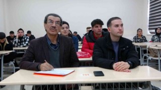 60 yaşındaki emekli öğretmen gazetecilik hayali için sıralara döndü