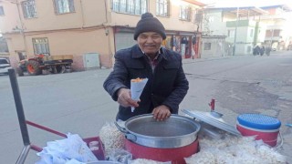 73 yaşında 30 yıldır sokak sokak gezerek nohut satıyor