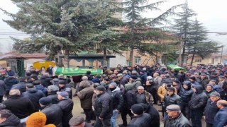 86 yaşındaki emekli askerin öldürdüğü eşi ve oğlu birlikte toprağa verildi