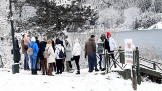 Abant karla şenlendi, doğaseverlerin akınına uğradı