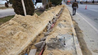 Açılışa hazırlanan karayolunun aydınlatma hattının elektrik kablolarını çaldılar
