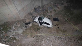 Adanada kontrolden çıkan otomobil Çakıt Çayına uçtu: 1 ölü, 2 yaralı
