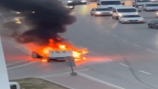 Adanada yanan otomobil demir yığınına döndü