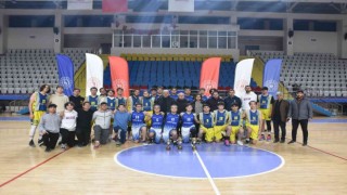 Afyon Yıldızları kupayı aldı
