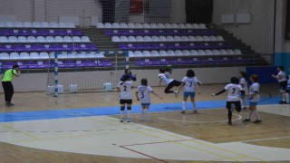 Afyonkarahisarda okul sporlarında kıyasıya mücadele