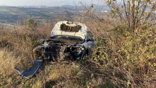 Ağaca çarparak 10 metre sürüklenen otomobil çalılık alana savruldu, bir kişi yaralandı