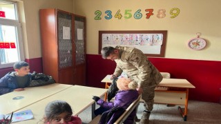 Ağrıda jandarma köy çocuklarını sevindirmeye devam ediyor