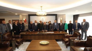 AK Parti İzmirden oda başkanlarına rozet