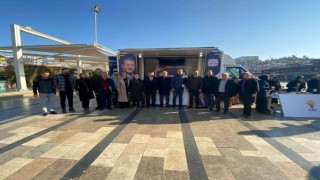 AK Partili yöneticiler kent meydanında vatandaşlarla buluştu