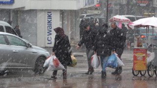 Aksarayda şehir merkezine yılın ilk karı yağdı
