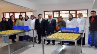 Akşehir Belediyesinden hanımlara meyve kurutma tesisi