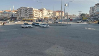 Akülü sandalyeli engelli adama kamyonet çarpma anı kamerada