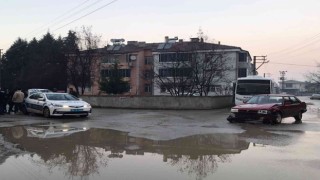 Akyazıda iki otomobil çarpıştı: 1 yaralı
