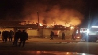 Alaşehirde ahşap evde çıkan yangın korkuttu