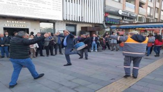 Alaşehirli işçiler maaş zammını oynayarak kutladı