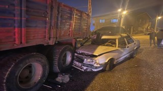 Alkollü sürücü otomobili ile park halindeki kamyona çarptı: 2 yaralı