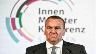 Almanyada 2013ten beri ilk erkek Savunma Bakanı