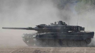 Almanya'dan Leopard tanklarının Ukrayna'ya gönderilmesine onay