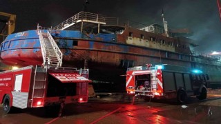 Altınova Tersaneler Bölgesinde gemi yangını: 3 kişi dumandan etkilendi