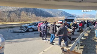 Amasyada iki otomobil çarpıştı: 5 yaralı