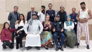 Amatör tiyatro topluluğu Al Gözüm Seyreyleyi sahneliyor