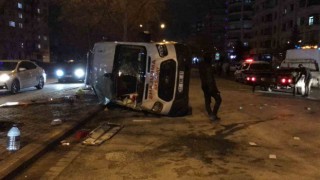 Ambulans ile otomobil çarpıştı: 3ü sağlık görevlisi 4 yaralı