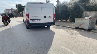 Aniden hareket eden minibüs motosiklete çarptı