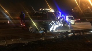 Ankarada otomobil beton bariyerlere çarptı: 1 ölü, 1 yaralı