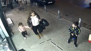 Anne-çocuk görünümlü hırsızlar telefoncu dükkanlarını mesken tuttu