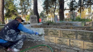 Anne ve ağabeyinin mezarının bulunduğu kabristanda gönüllü temizlik yapıyor